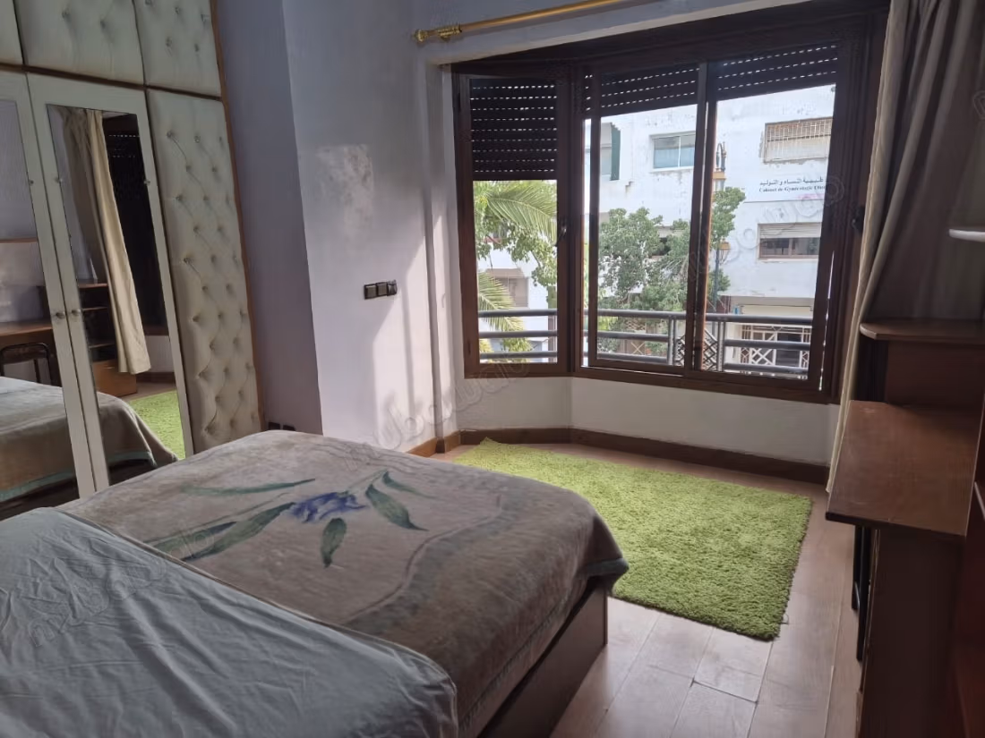 Bel appartement en location à Quartier Administratif. 
3 belles chambres. 
Meublé
