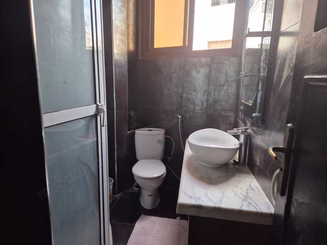 Bel appartement en location à Quartier Administratif. 
3 belles chambres. 
Meublé
