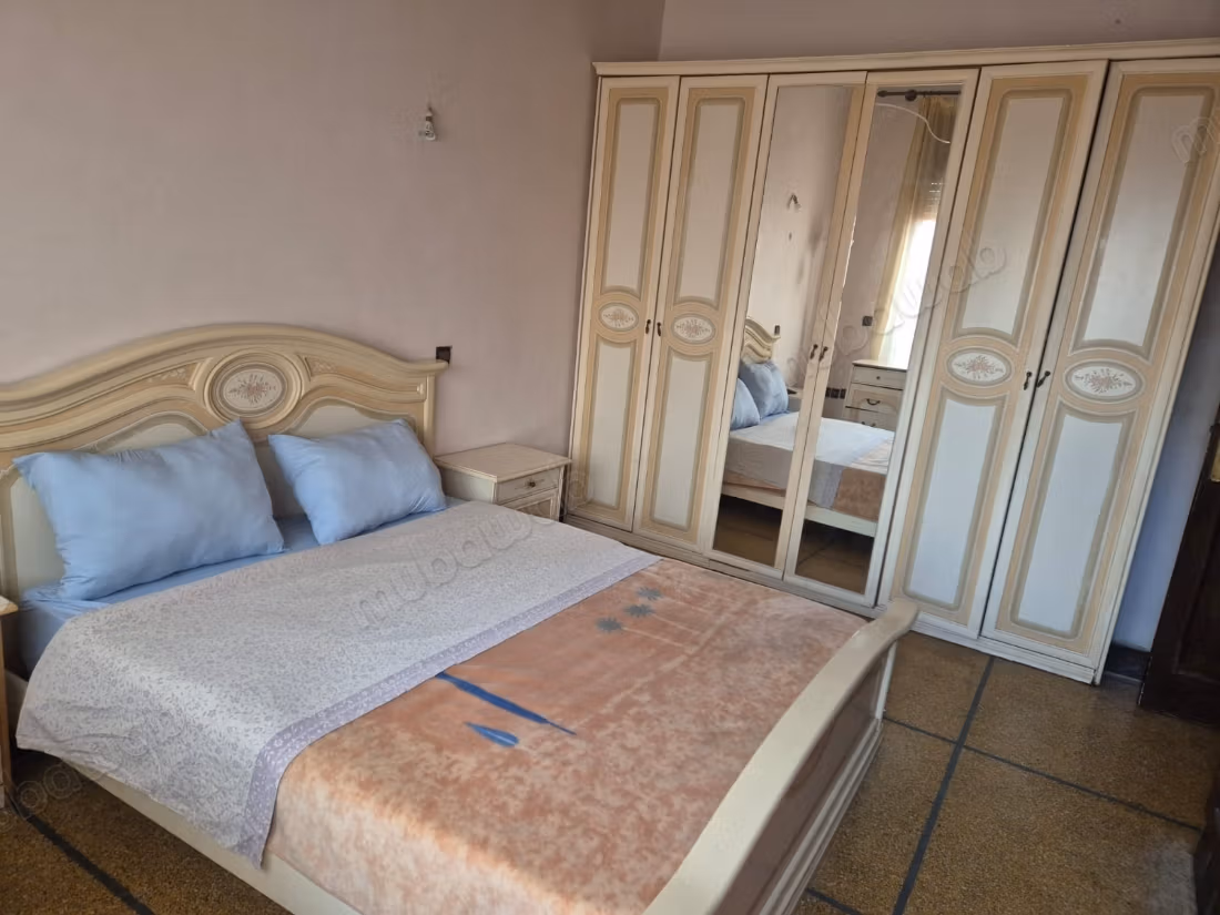 Bel appartement en location à Quartier Administratif. 
3 belles chambres. 
Meublé