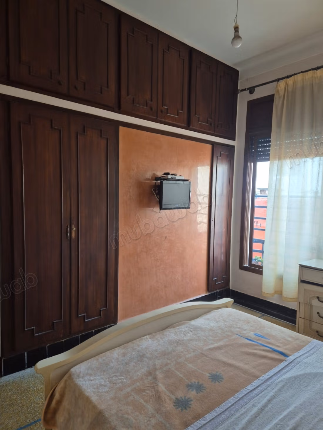 Bel appartement en location à Quartier Administratif. 
3 belles chambres. 
Meublé