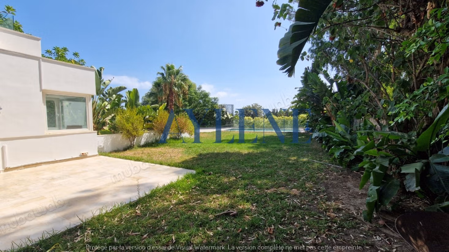 Villa avec piscine et une vue panoramique
