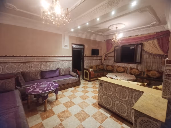Huur van een appartement in Martil. 4 grote kamers. Marokkaanse woonkamer, beveiliging