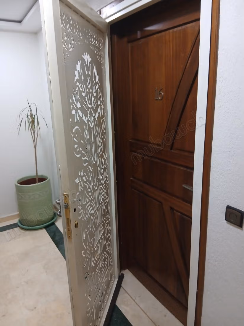 Vend appartement à Hoda. Superficie 83 m². Salon typique marocain, résidence sécurisée