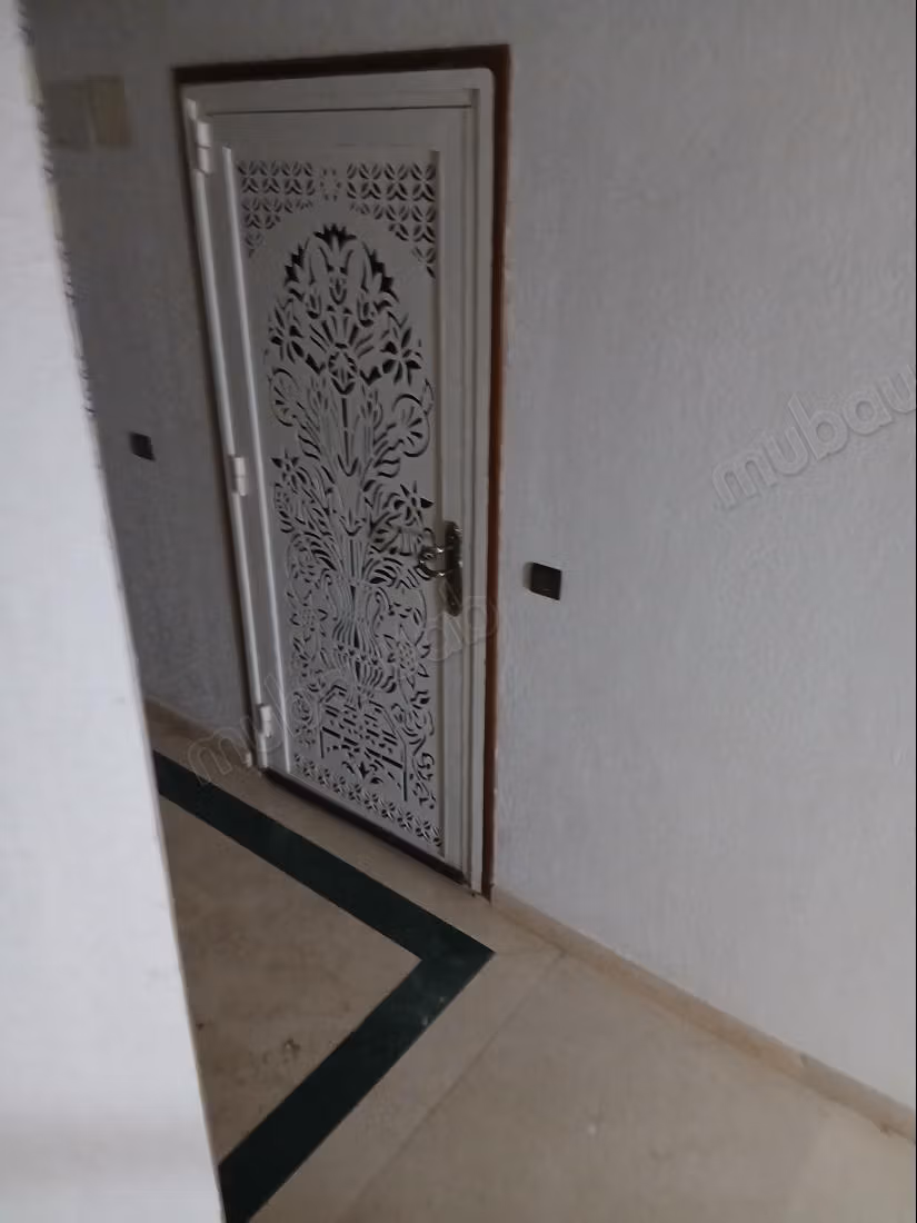 Vend appartement à Hoda. Superficie 83 m². Salon typique marocain, résidence sécurisée