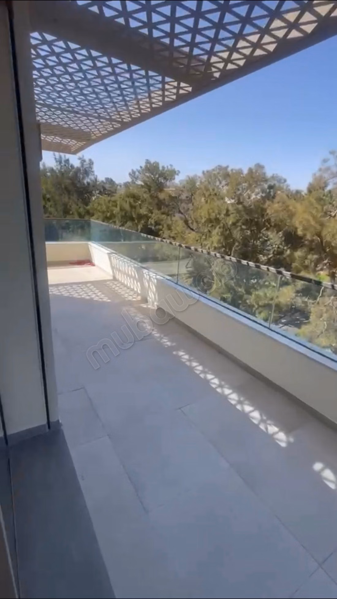 Appartement à louer à ORANGERAIE Souissi. Dimension 180 m². Piscine et service de gardien.