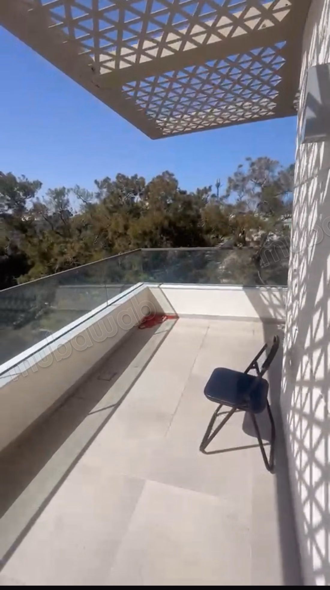 Appartement à louer à ORANGERAIE Souissi. Dimension 180 m². Piscine et service de gardien.