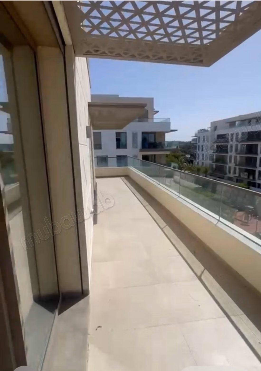 Appartement à louer à ORANGERAIE Souissi. Dimension 180 m². Piscine et service de gardien.