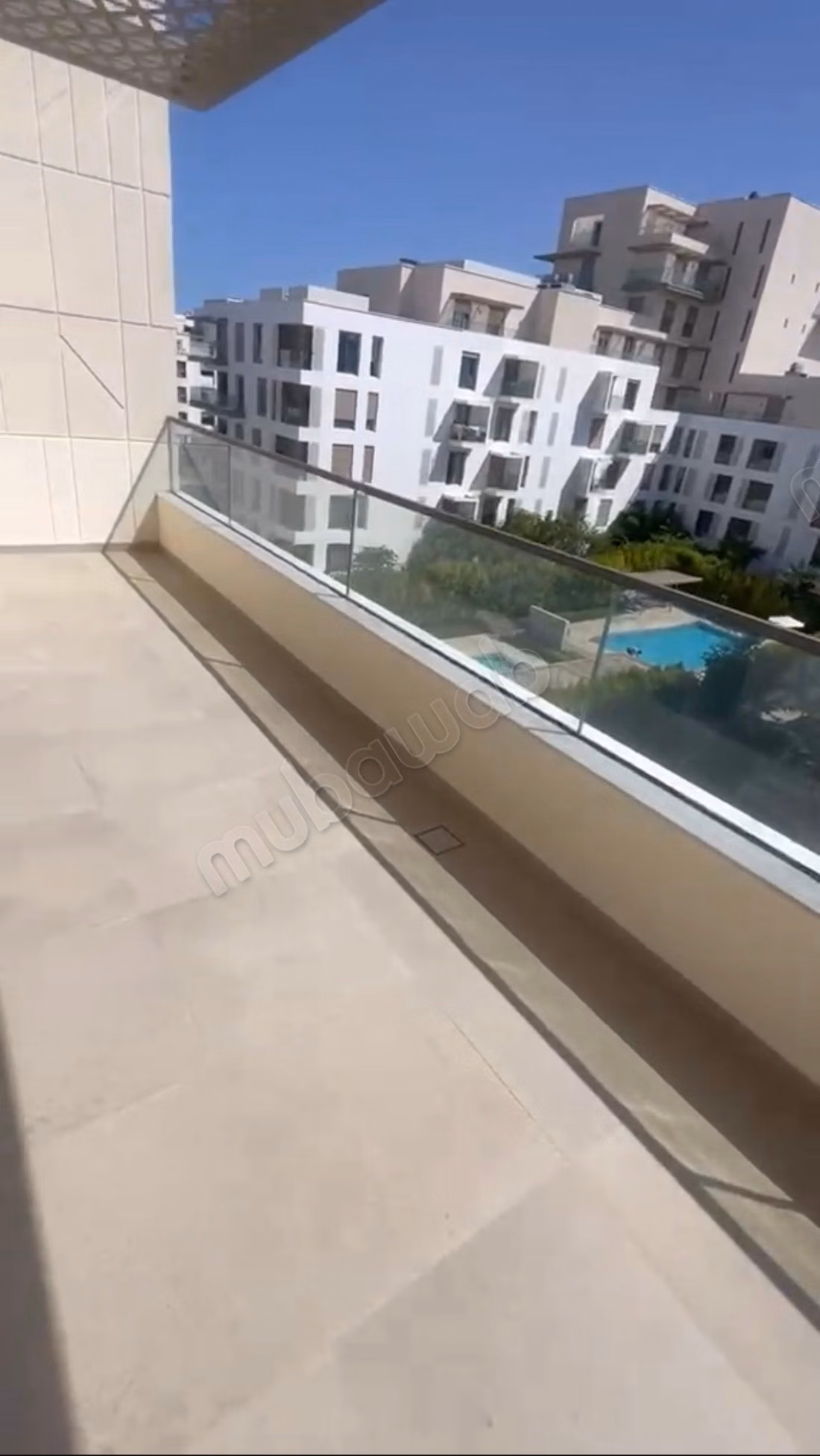 Appartement à louer à ORANGERAIE Souissi. Dimension 180 m². Piscine et service de gardien.