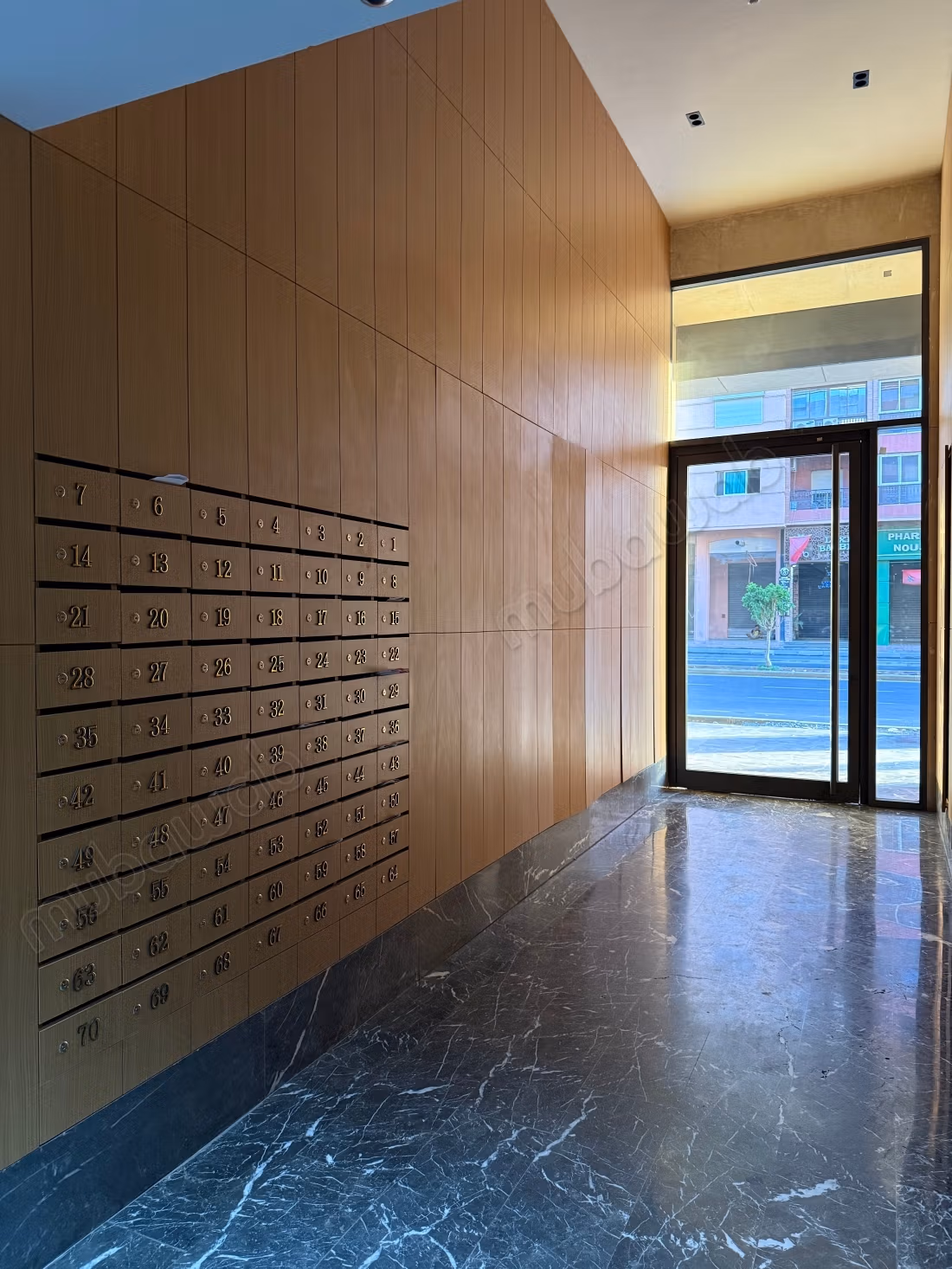 Bureaux à louer à Izdihar. 
Superficie 70 m². 
Avec garage et ascenseur