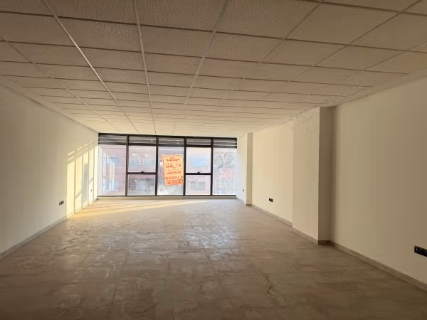 Bureaux à louer à Izdihar. 
Superficie 70 m². 
Avec garage et ascenseur