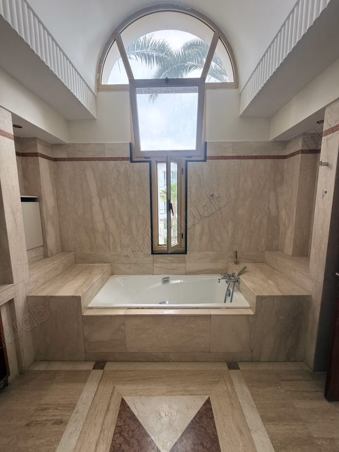 Villa de luxe à louer à Ain Diab. 11 pièces confortables. Piscine et air conditionné