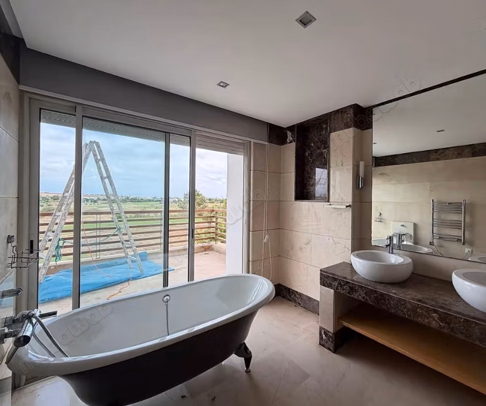 Superbe villa à la location 52 000 dhs longue durée front golf ️