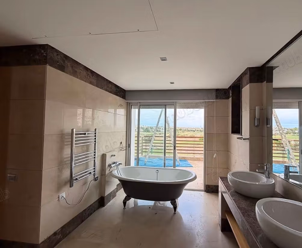 Superbe villa à la location 52 000 dhs longue durée front golf ️