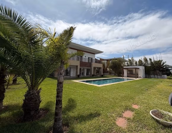 Superbe villa à la location 52 000 dhs longue durée front golf ️