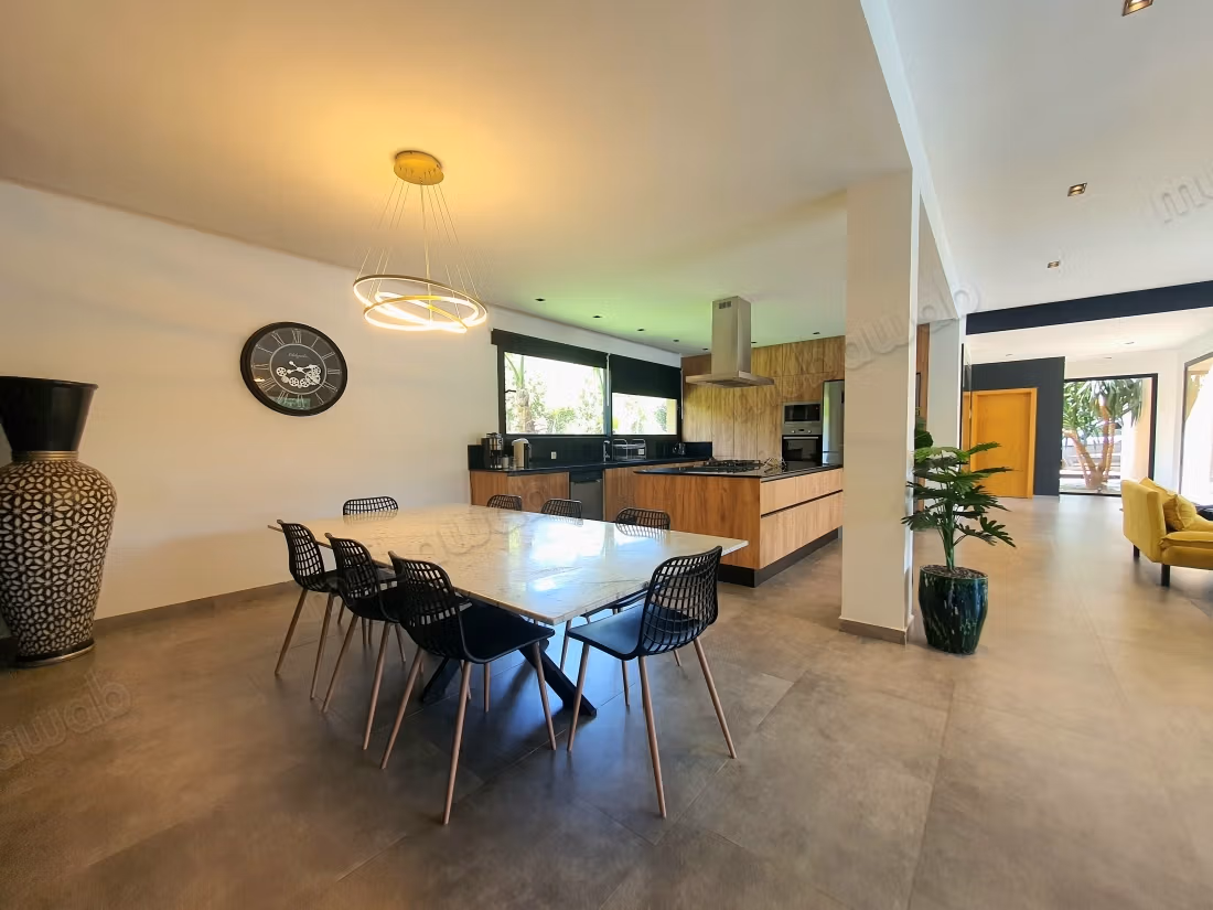 Vendita villa 4 suite senza affaccio con piscina