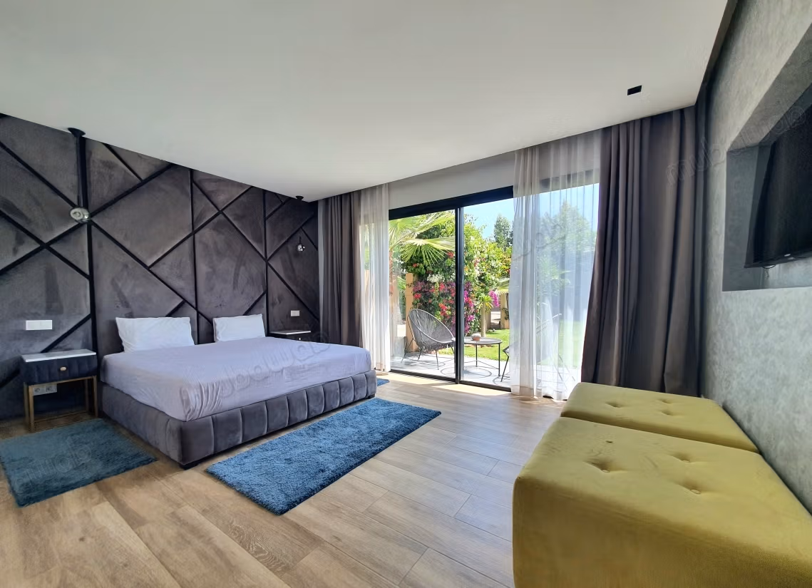 Vendita villa 4 suite senza affaccio con piscina