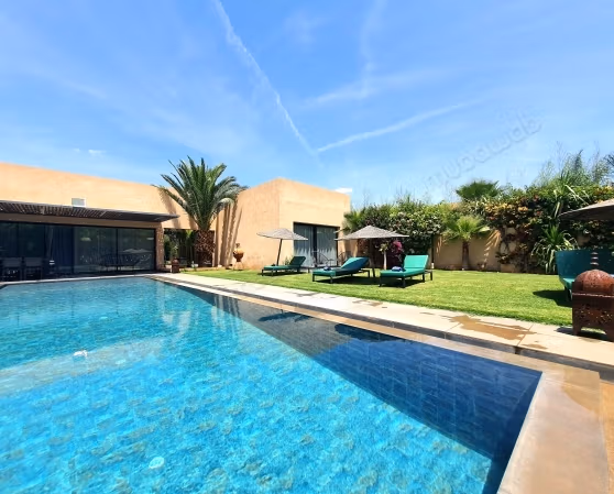 Venta de villa de 4 suites sin vecinos con piscina