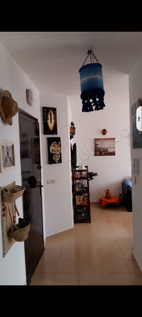 Appartement à louer à Tanger, en mauvais état. 2 grandes pièces. Meublé