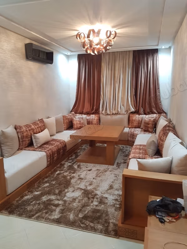 Alquiler de un apartamento en el barrio de Dchira Nuevo. 3 habitaciones cómodas. Amueblado