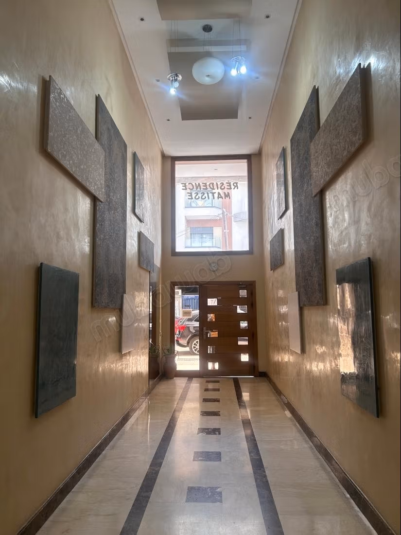 Beautiful apartment for rent in Franceville. 2 beautiful bedrooms. Satellite dish and security