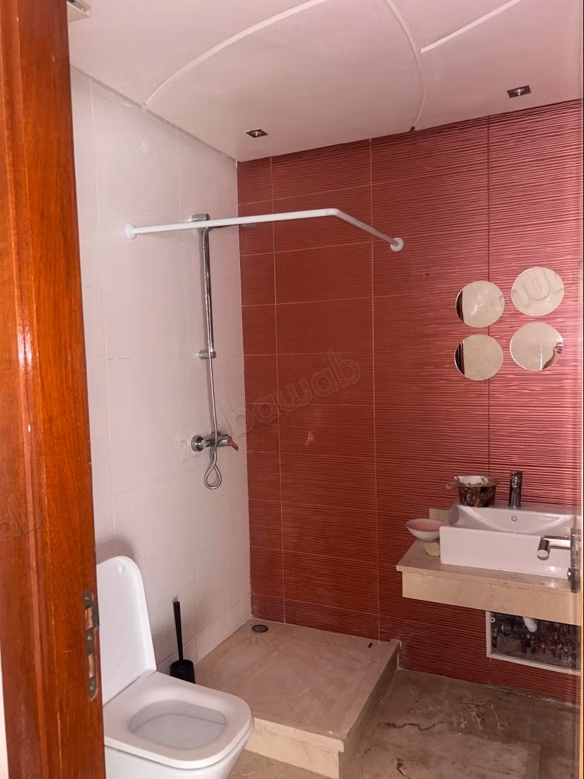 Beautiful apartment for rent in Franceville. 2 beautiful bedrooms. Satellite dish and security