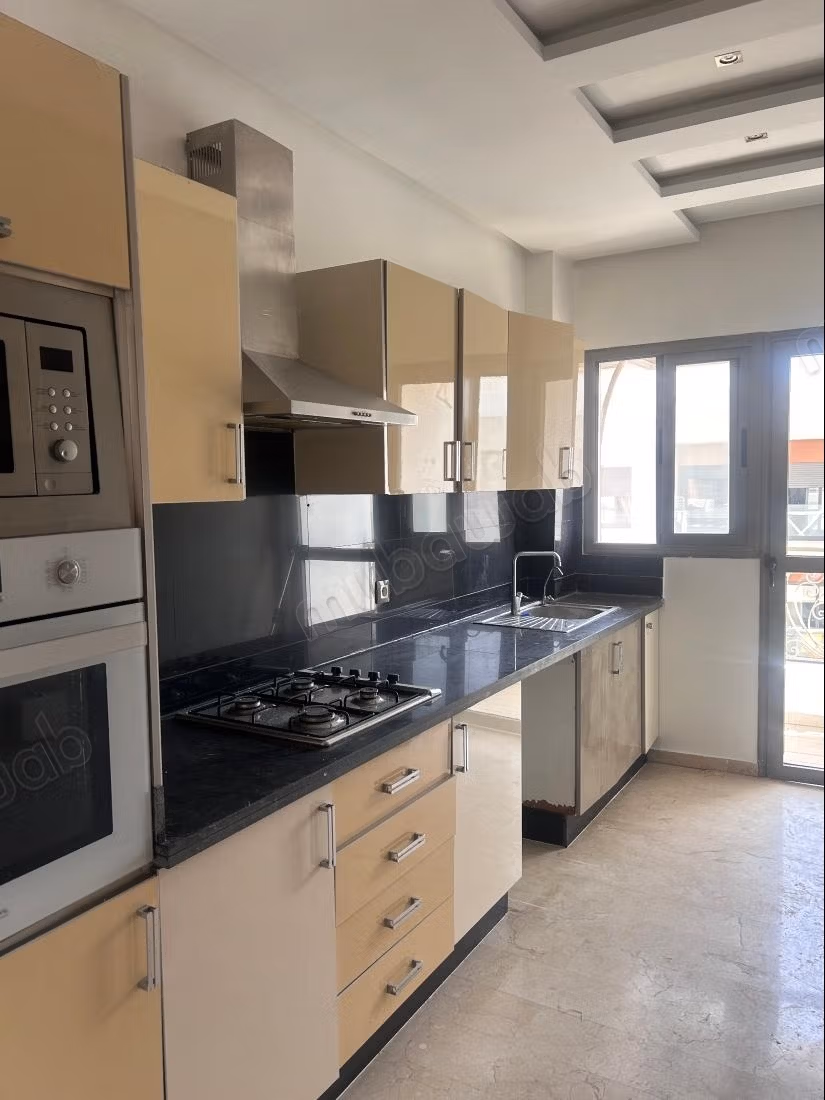 Beautiful apartment for rent in Franceville. 2 beautiful bedrooms. Satellite dish and security