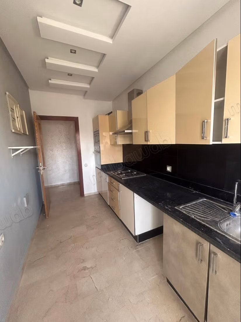 Beautiful apartment for rent in Franceville. 2 beautiful bedrooms. Satellite dish and security