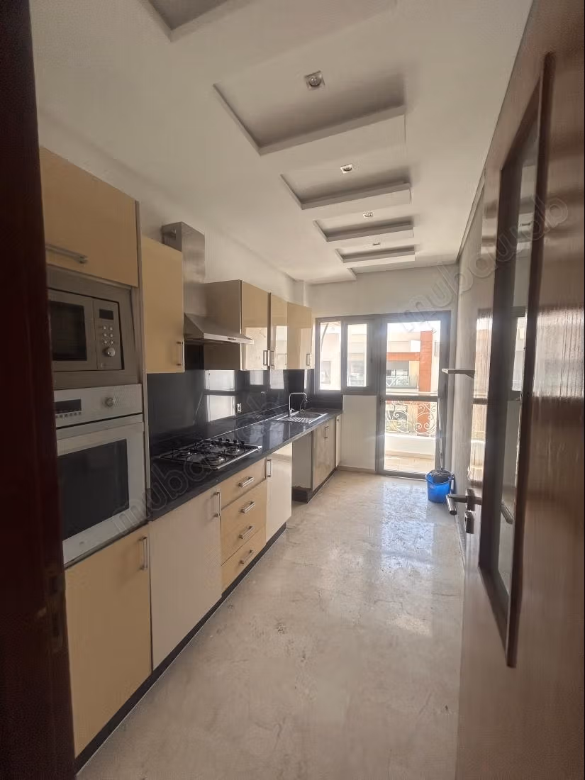 Beautiful apartment for rent in Franceville. 2 beautiful bedrooms. Satellite dish and security