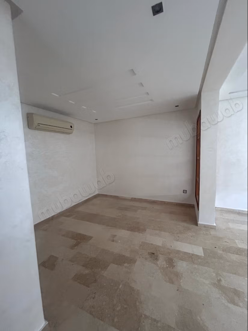 Beautiful apartment for rent in Franceville. 2 beautiful bedrooms. Satellite dish and security