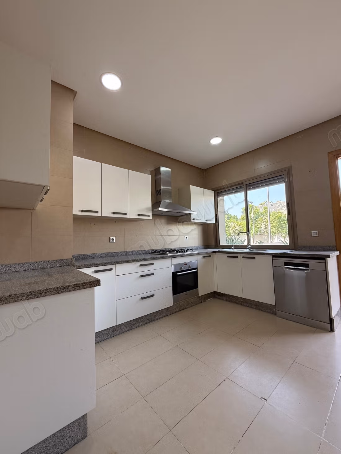 Villa vide moderne superbe à louer à la villa verte 
bouskoura