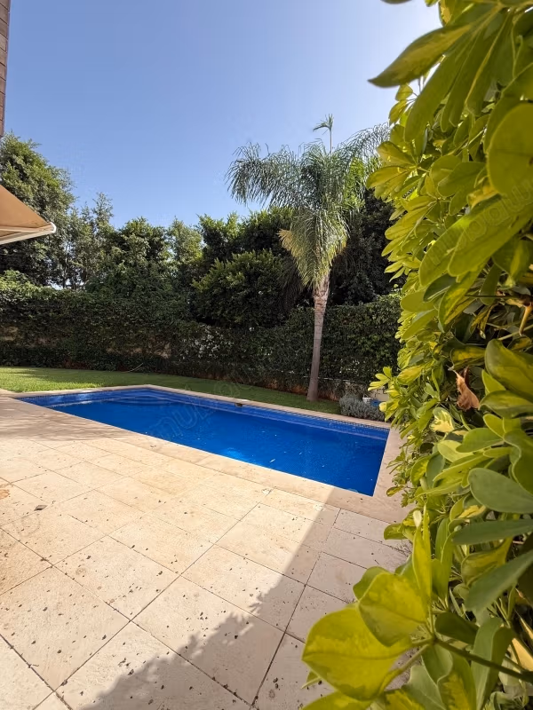 Villa moderna vuota e fantastica in affitto a Villa Verde Bouskoura