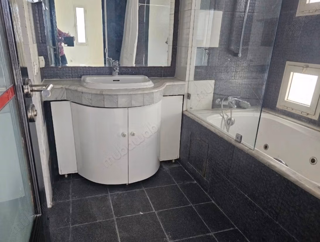 Posizione villa di lusso a Ain Diab Extension. 6 grandi stanze. Parcheggio e giardino