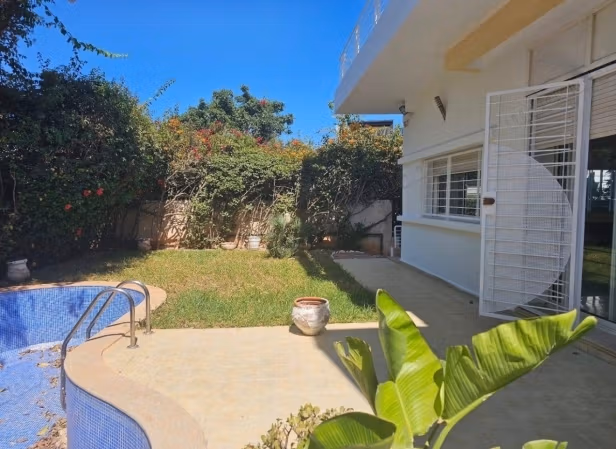 Posizione villa di lusso a Ain Diab Extension. 6 grandi stanze. Parcheggio e giardino