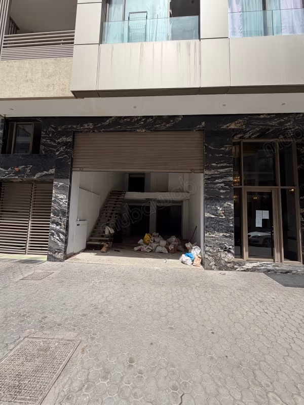 Local comercial en alquiler en Les princesses. Superficie de 100 m². Conserje