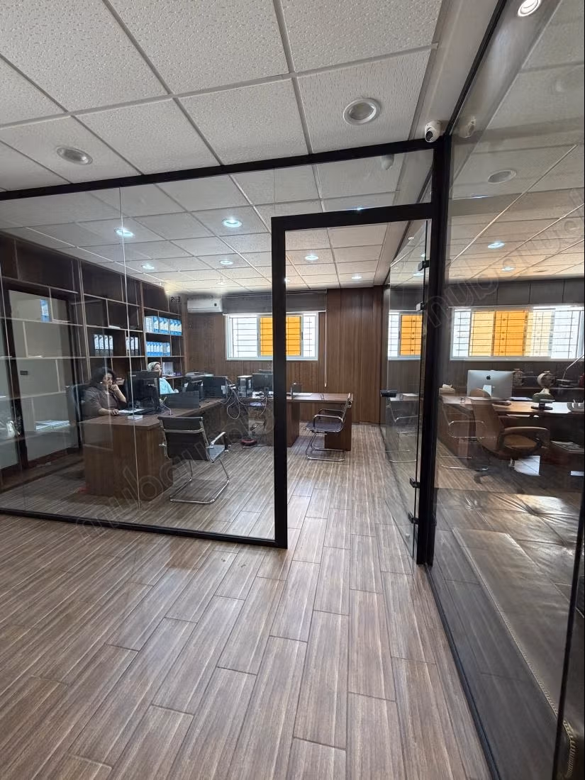 Commerciële ruimte te koop in het Centrum. Oppervlakte 3000 m²