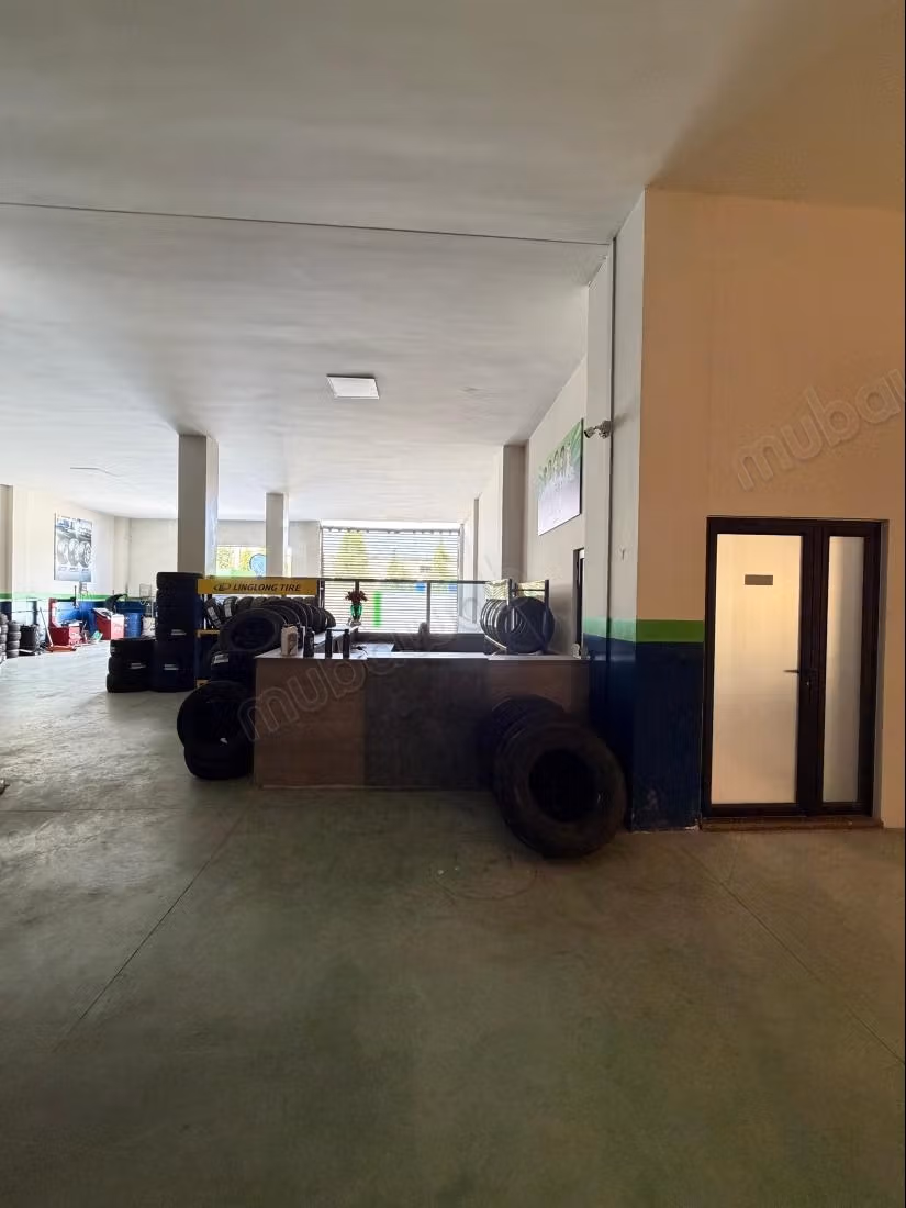 Commerciële ruimte te koop in het Centrum. Oppervlakte 3000 m²