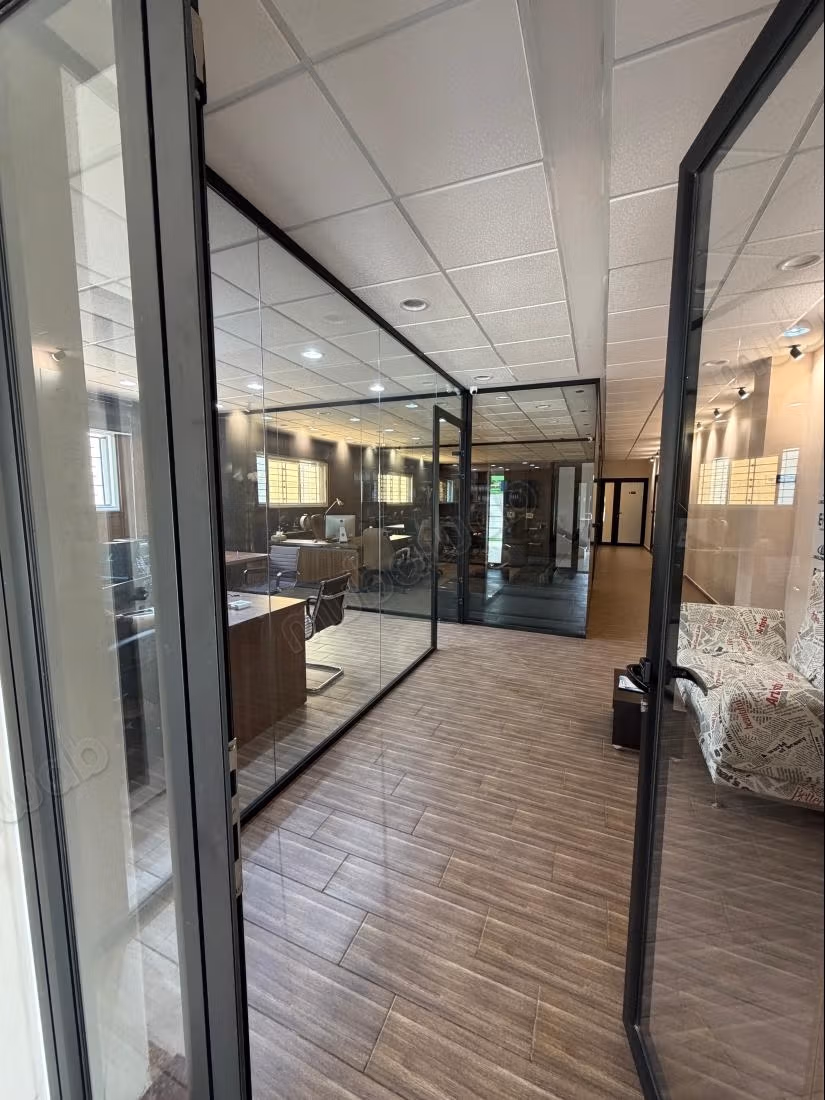 Commerciële ruimte te koop in het Centrum. Oppervlakte 3000 m²