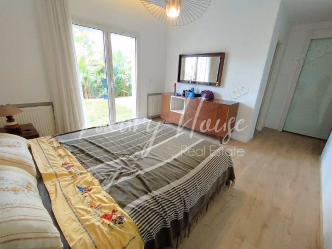 Furnished S4 apartment with pool and garden