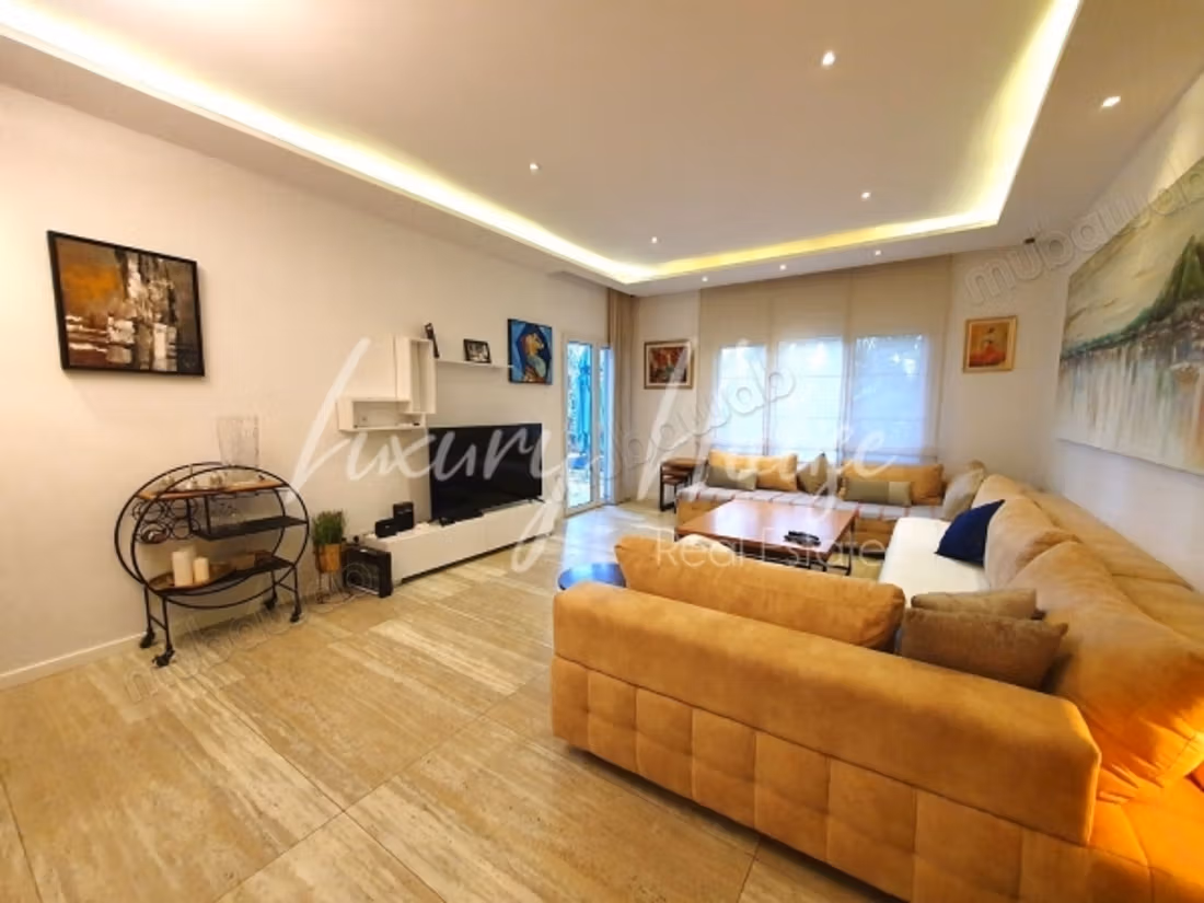 Furnished S4 apartment with pool and garden