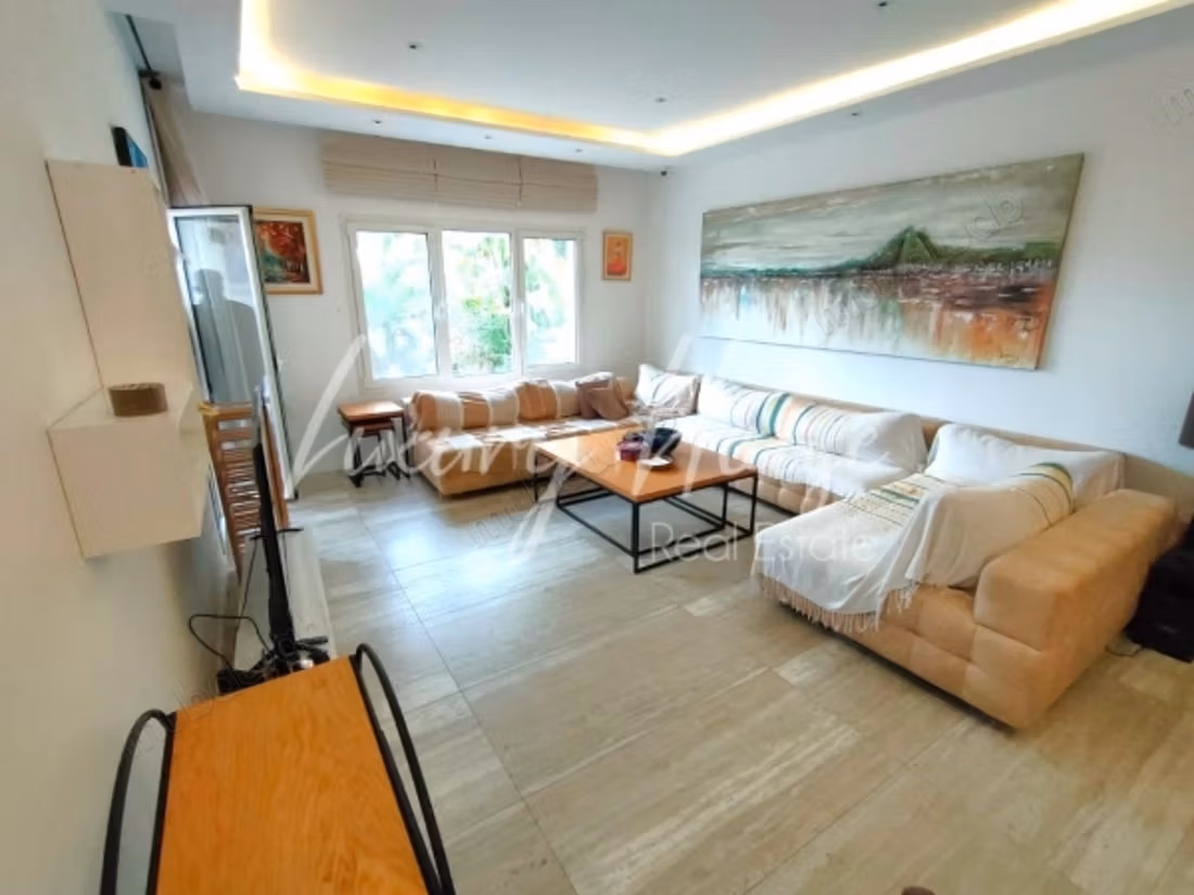 Furnished S4 apartment with pool and garden