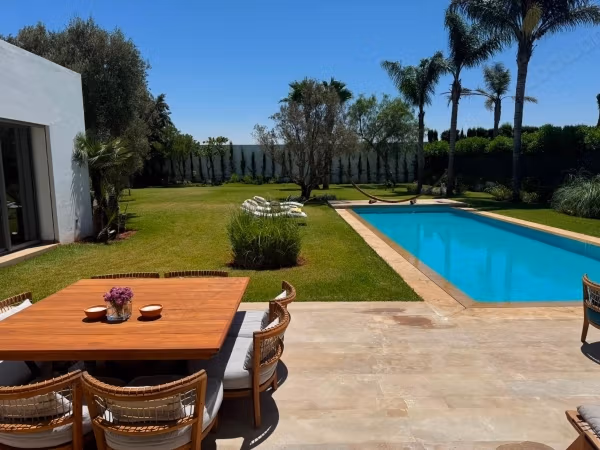 Villa meublée rénovée avec piscine – Casadiaa, Bouskoura 
Terrain de 1 500 m²