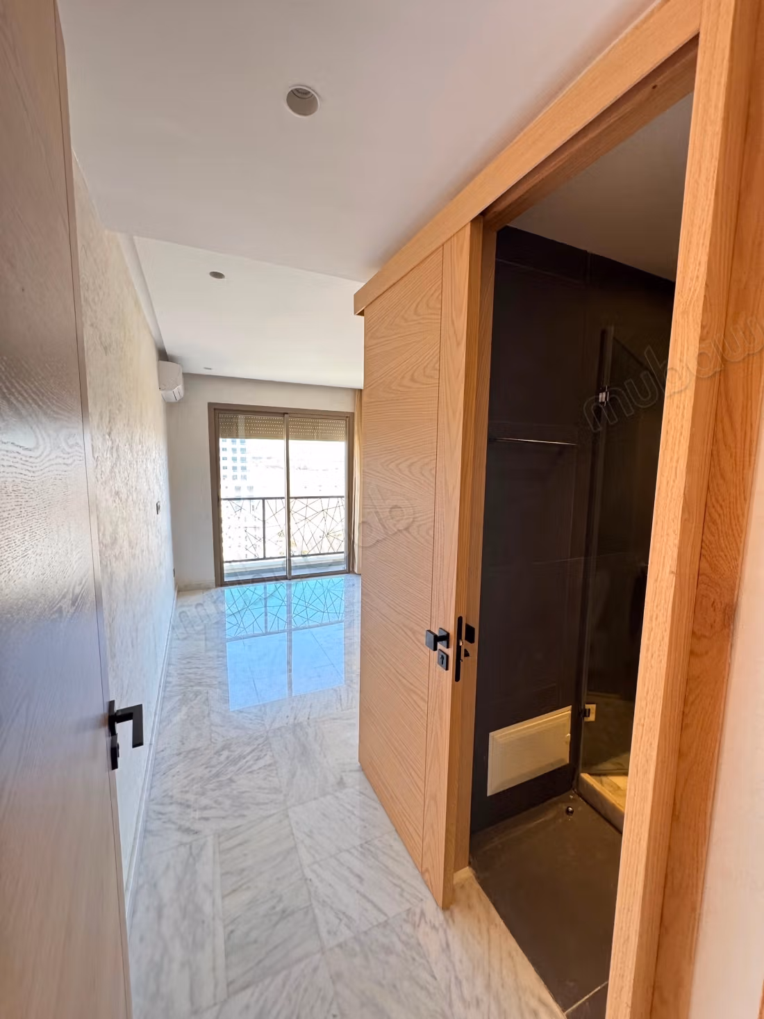 Appartement à louer en Centre Ville. 
Surface de 95 m². 
Ascenseur et terrasse
