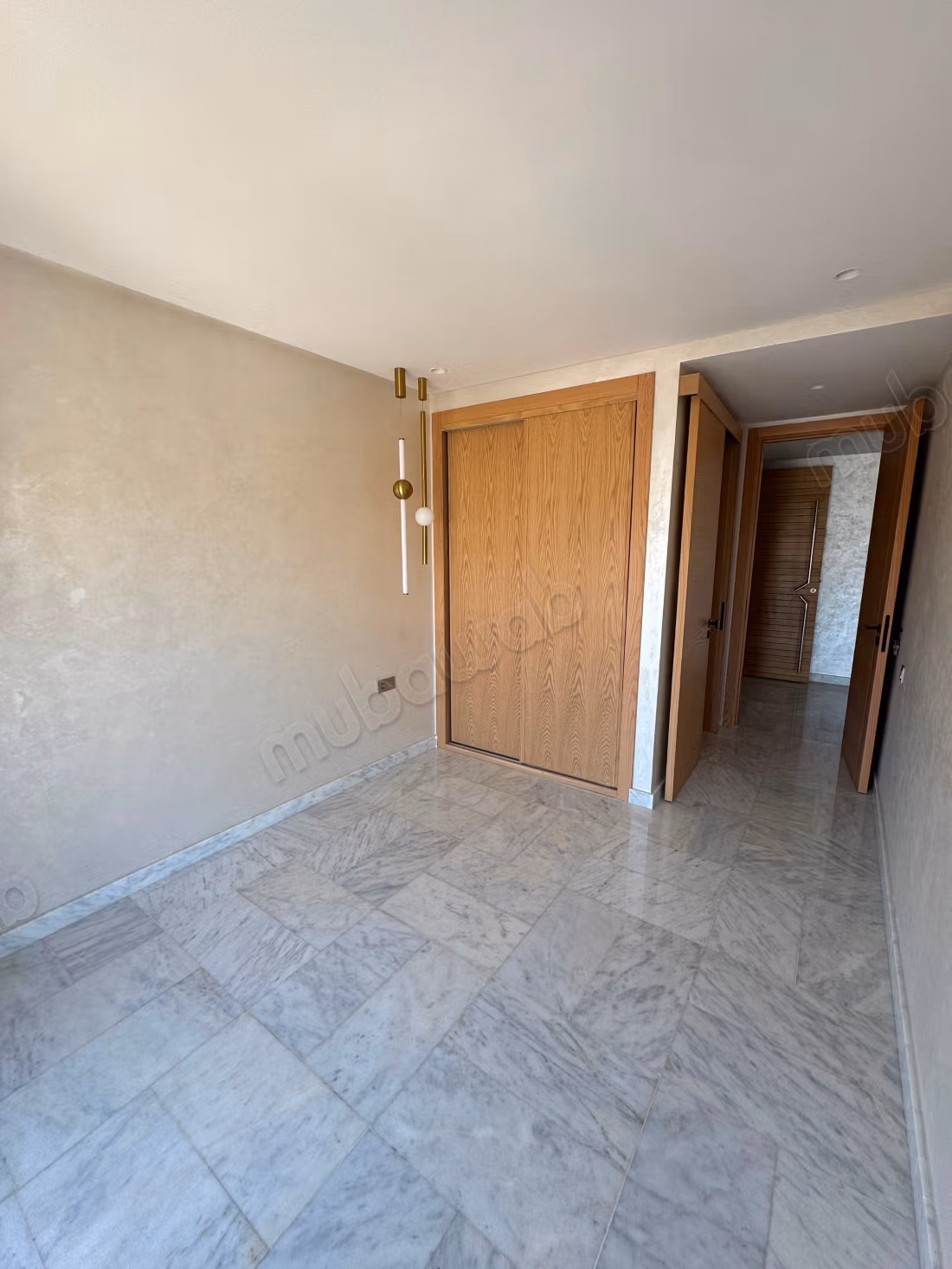 Appartement à louer en Centre Ville. 
Surface de 95 m². 
Ascenseur et terrasse
