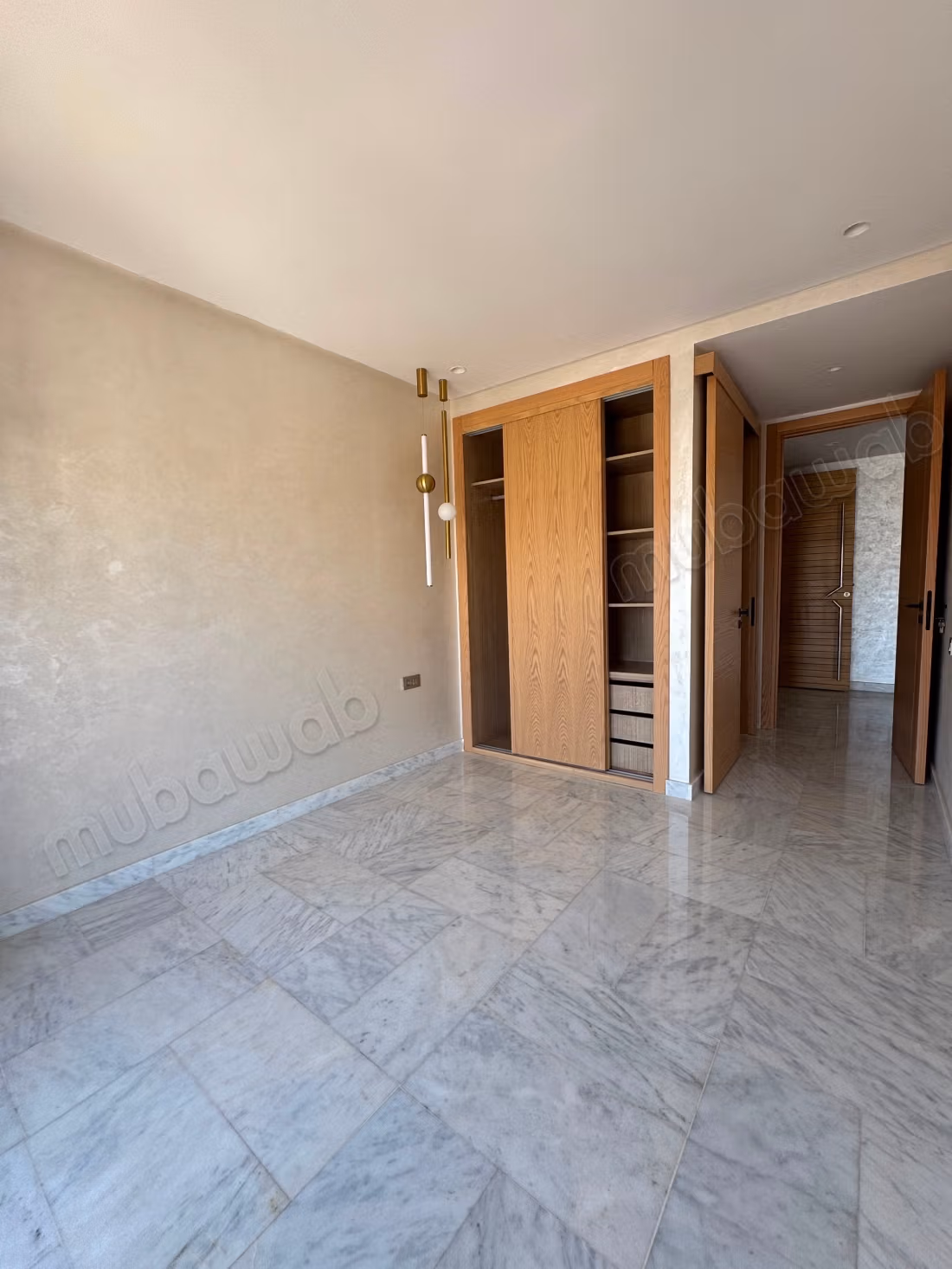 Appartement à louer en Centre Ville. 
Surface de 95 m². 
Ascenseur et terrasse