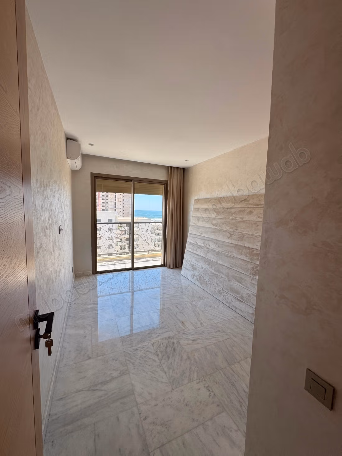 Appartement à louer en Centre Ville. 
Surface de 95 m². 
Ascenseur et terrasse