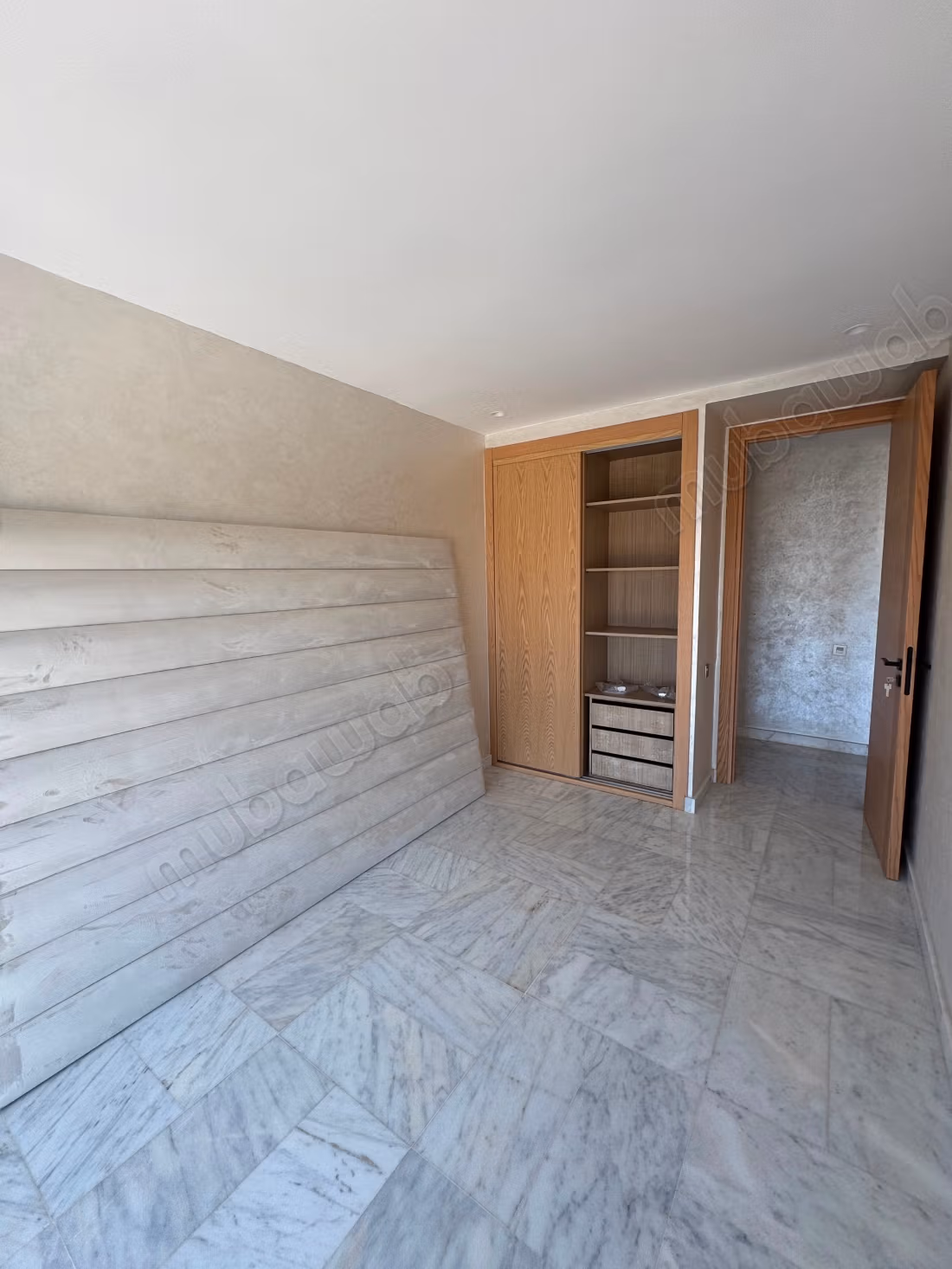 Appartement à louer en Centre Ville. 
Surface de 95 m². 
Ascenseur et terrasse