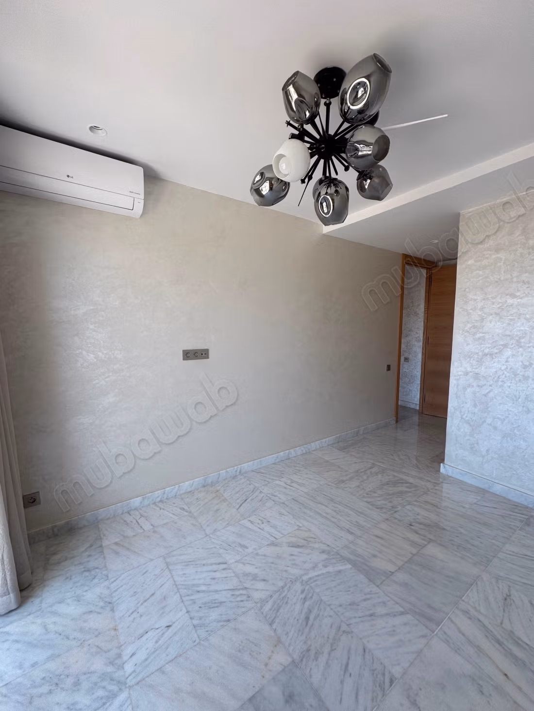 Appartement à louer en Centre Ville. 
Surface de 95 m². 
Ascenseur et terrasse