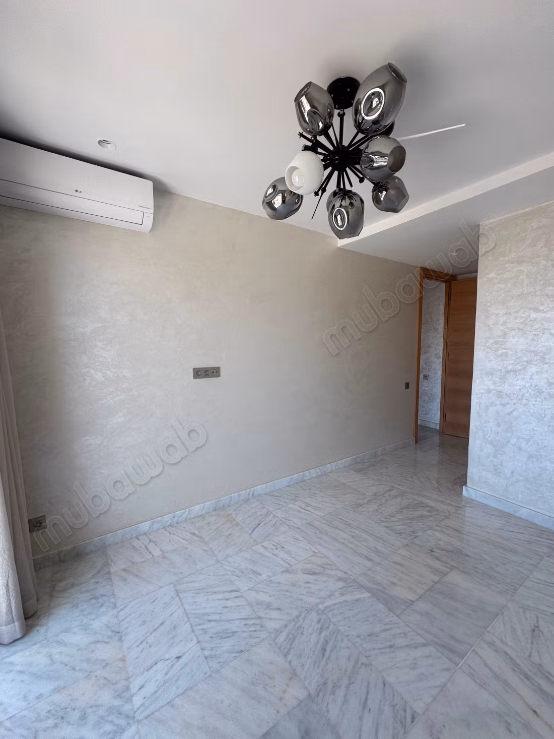 Appartement à louer en Centre Ville. 
Surface de 95 m². 
Ascenseur et terrasse