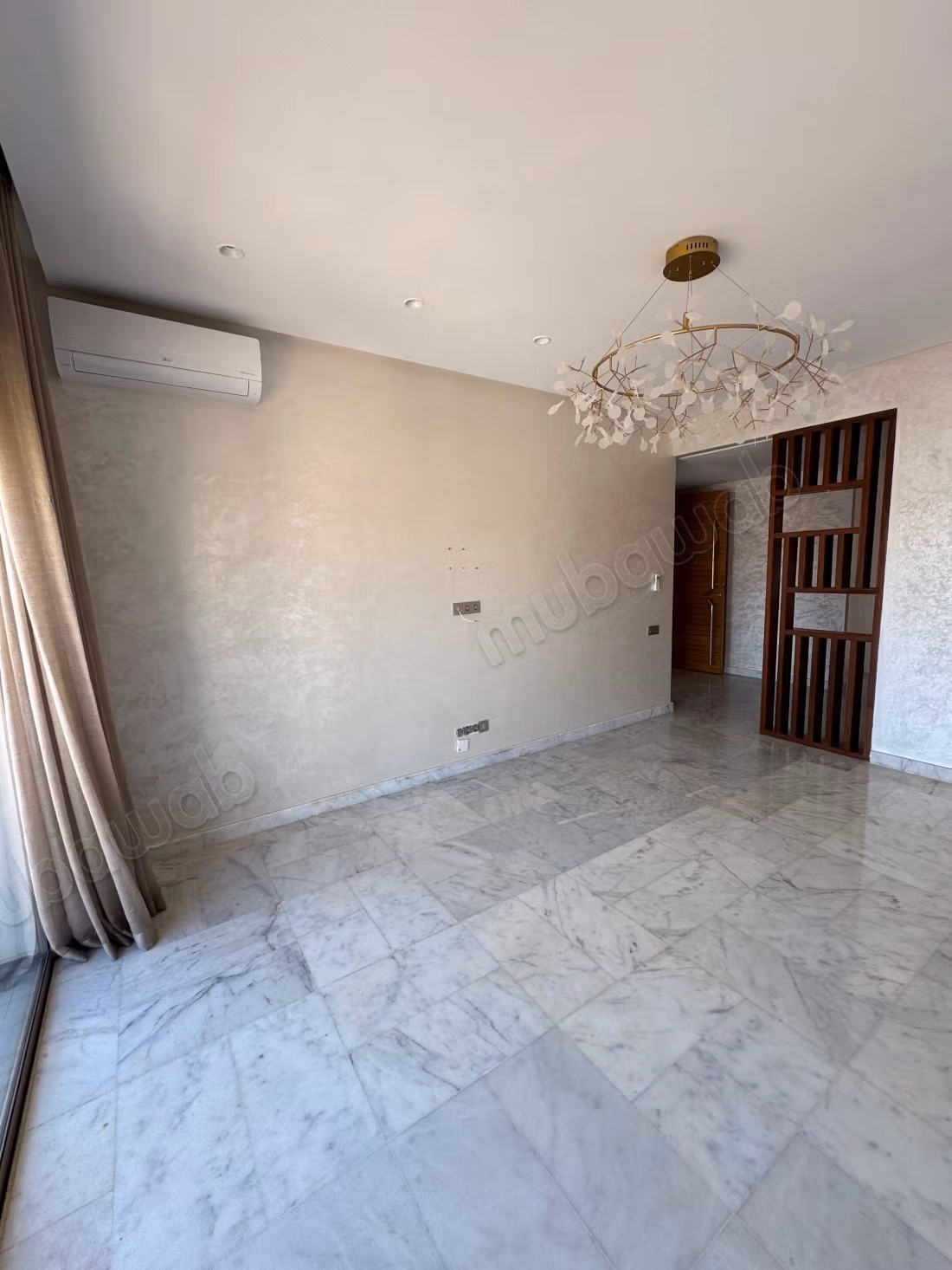 Appartement à louer en Centre Ville. 
Surface de 95 m². 
Ascenseur et terrasse