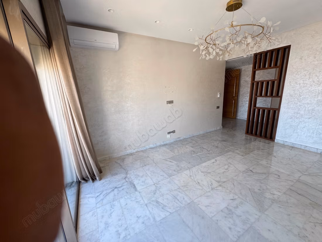 Appartement à louer en Centre Ville. 
Surface de 95 m². 
Ascenseur et terrasse